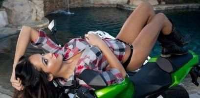 Hot Bike Girls Wallpapers screenshot 7