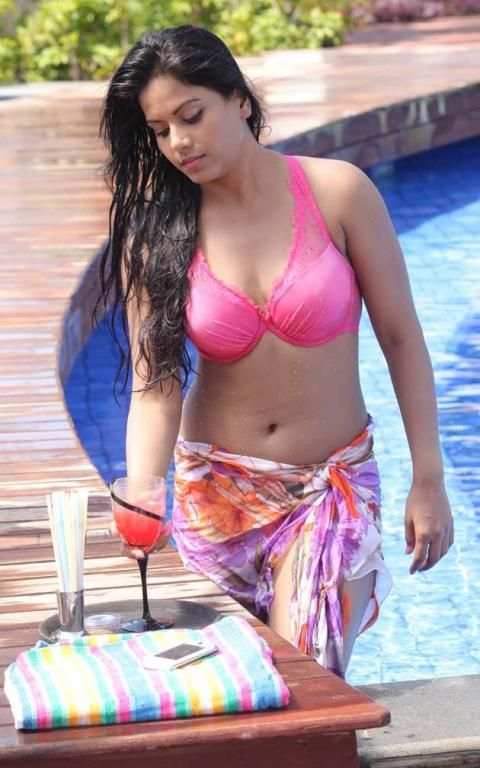 Sexy South Indian Girls Bikini screenshot 1