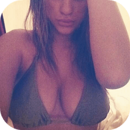 ikon Hot Girls in Bikini