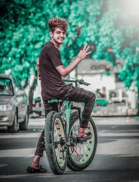 MEN PHOTOGRAPHY POSE WITH BICYCLE | Bicycle photography, Bicycle,  Photoshoot pose boy