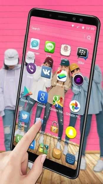Four Modern Musician Girls Theme screenshot 2
