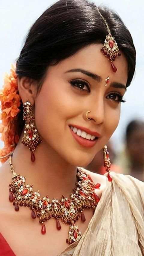 Shriya Saran Wallpapers & Images screenshot 16