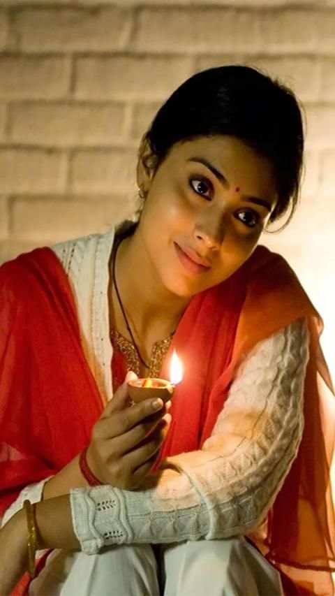 Shriya Saran Wallpapers & Images screenshot 10