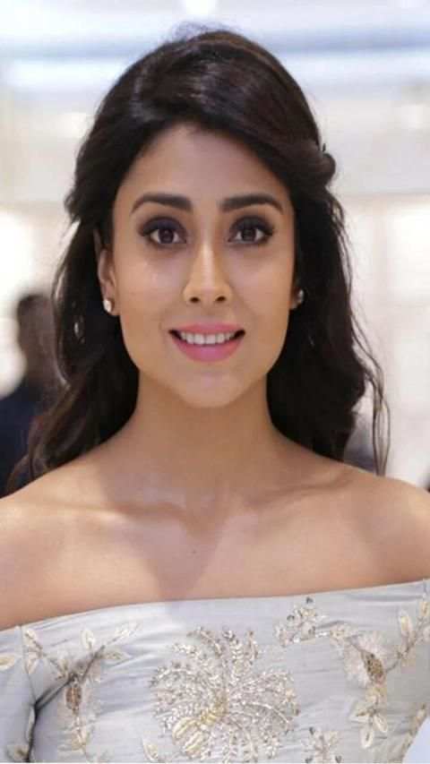 Shriya Saran Wallpapers & Images screenshot 2