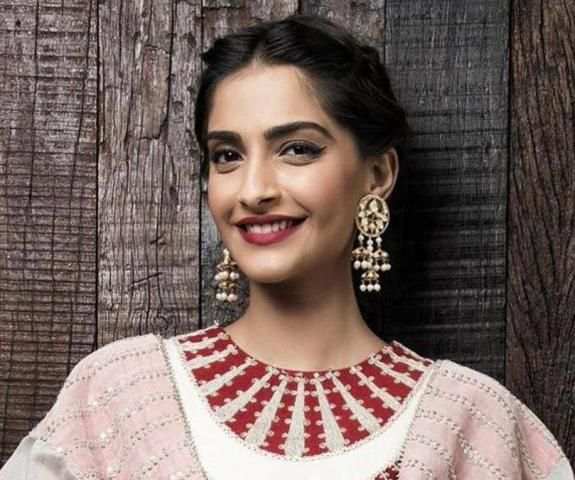 Sonam Kapoor Wallpapers HD screenshot 10