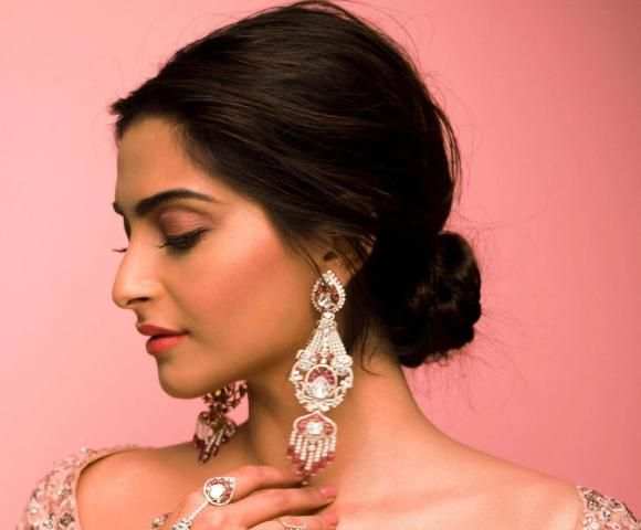 Sonam Kapoor Wallpapers HD screenshot 13